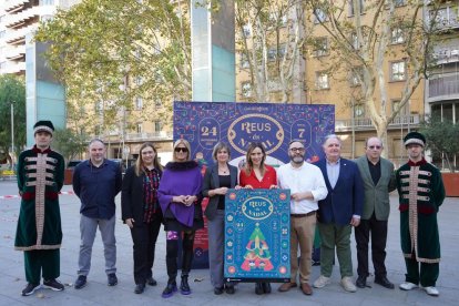 Fotografia de grup de representants de l'Ajuntament de Reus i de la Taula de Comerç.