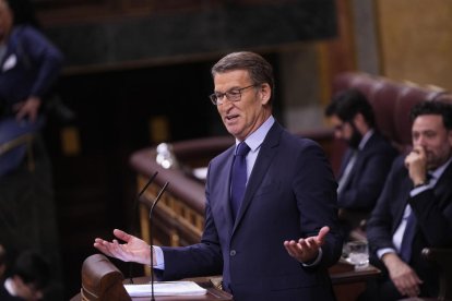 El president del PP, Alberto Núñez Feijóo, obre les mans al faristol del Congrés dels Diputats durant el debat d'investidura de Pedro Sánchez.