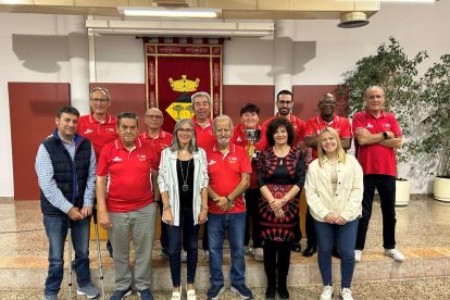 Fotografía de grupo del equipo de bolos con la alcaldesa, Assumpció Castellví; y las concejalas Elidia López y Yolanda Marqués.