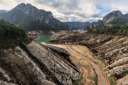 Zona del pantà de la Llosa del Cavall, amb una part buida.