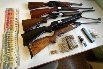 Les armes que van requisar els Mossos del mas de Sant Julià de Ramis.