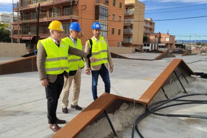 L'alcalde de Salou, Pere Granados, assenyala una part de les obres de canalització del barranc de Barenys.