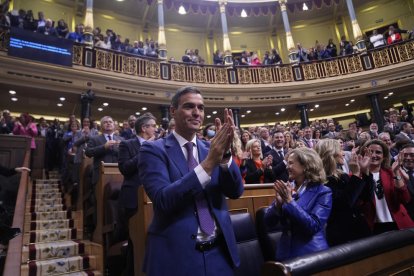 Pedro Sánchez aplaudint després de ser investit.