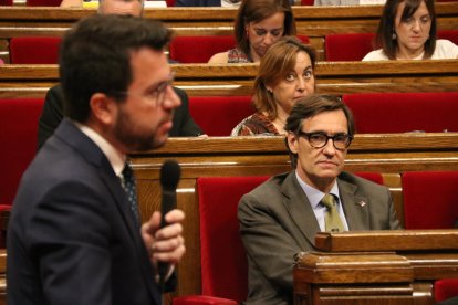 El president del PSC al Parlament, Salvador Illa, amb el president de la Generalitat, Pere Aragonès, durant la sessió de control al ple del Parlament.