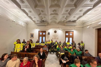 Personal de les brigades municipals, juntament amb la representació de CCOO i CGT, al ple municipal de divendres passat.