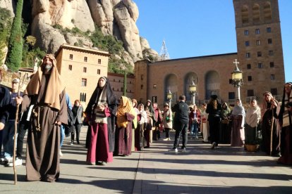 Muchos de los figurantes se han vestido con camisetas térmicas y mallas debajo de la ropa por las inusuales temperaturas de este noviembre.