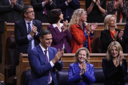 Pedro Sänchez aplaudiendo después de la votación para su investidura.