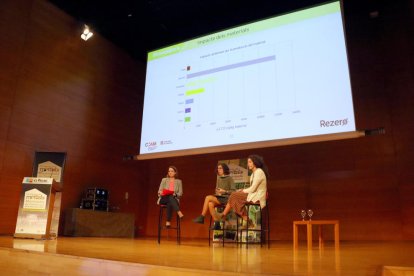 Imagen de una de las mesas redondas del cuarto Congreso de Mercados Municipales de Catalunya que se celebra este lunes en Tarragona.