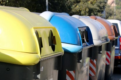 Detalle de contenedores de recogida selectiva.