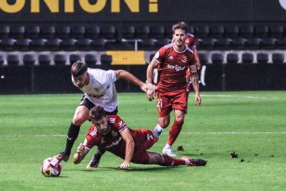 Unai Dufur y Joan Oriol intentando detener uno de los ataques del Real Unión de Irún.