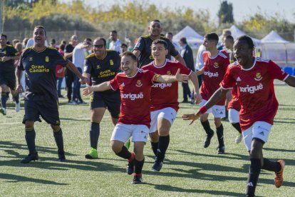 A la izquierda, los jugadores del Nàstic y Las Palmas celebrando un gol del conjunto grana y, a la derecha, abrazándose al finalizar el partido.