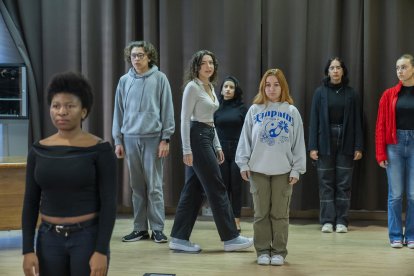 Alumnes d'Arts Escèniques del Martí i Franquès assagen l'acció teatral que faran divendres.