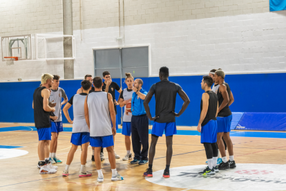 Els jugadors del CBT durant el primer entrenament amb Jorge Serna.