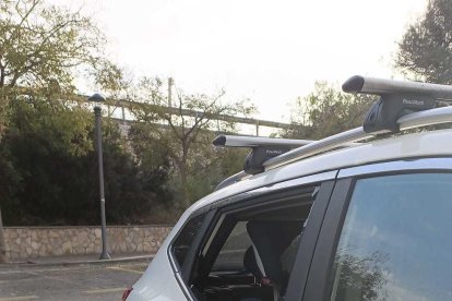 Un vehículo con el cristal roto en el parking del Tennis Tarragona.