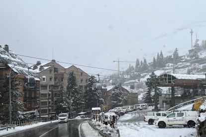 Nevada a Baqueira on els remuntadors de la cota 1.500 funcionen a mode de proves.