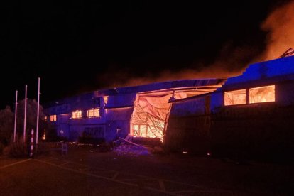 Imagen de la nave industrial abandonada en llamas.