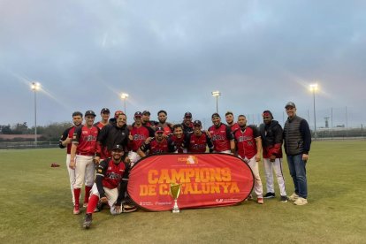 El equipo del Wolves Tarragona con el trofeo de campeones de Catalunya.