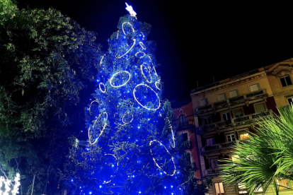 Imagen del árbol de navidad de Tarragona, iluminado.