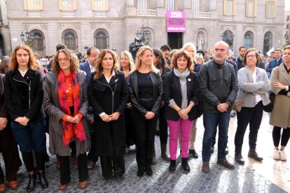 Minutos antes de empezar el acto institucional por el 25-N con la consellera de Igualdad y Feminismos, Tània Verge; la presidenta delegada del Área de Feminismos e Igualdad, Eva Baró y la segunda teniente de alcaldía, Maria Eugenia Gay.