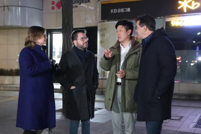 La consellera Meritxell Serret; el president de la Generalitat, Pere Aragonès; el delegat del Govern a Corea del Sud, Jaeyeok Yoon Kang; i el director de l'Oficina d'Estratègia del president de la Generalitat, Sergi Sabrià, conversen a Seül.