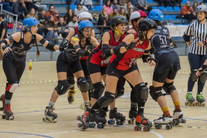 Un instante del duelo entre las Insubmises, de Reus y el Valencia Roller Derby, jugado ayer.