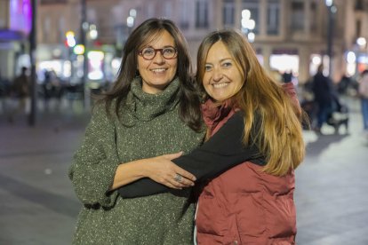 Yvonne Fuster y Rat Cebrián, ilustradora y autora del libro 'Una mica molt malalt', en Tarragona.