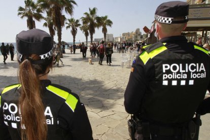 Dos agentes de la Policía Local de Blanes vigilan el paseo marítimo en una imagen de archivo.