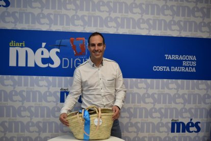 José Luis Muñiz Mèlich con la cesta Caprabo que ha ganado.