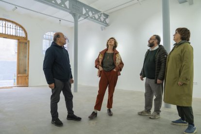 Membres de la junta de l'associació i el regidor Daniel Recasens, contemplant les instal·lacions.