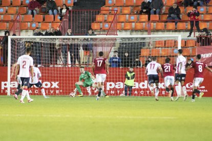 Alberto Varo aturant el penal que va executar Berto, jugador de la Cultural Leonesa.