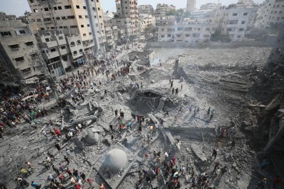 Imagen aérea de la gran destrucción provocada por un bombardeo de Israel en Gaza.