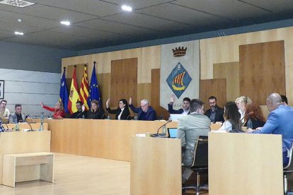 Els membres del govern votant a mà alçada el pressupost.