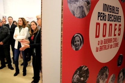 Cartell de la nova expocició sobre les dones al COMEBE durant la inauguració amb la consellera de Justícia, Gemma Ubasart.