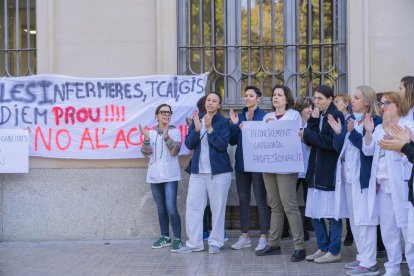 Sanitaris manifestant-se ahir al CAP Llibertat de Reus.