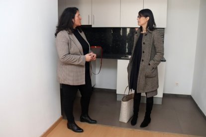 La secretària d’Habitatge del Departament de Territori, Marina Berasategui, i la directora d'Incasòl, Maria Sisternas, visitant un dels pisos adquirits a Reus.
