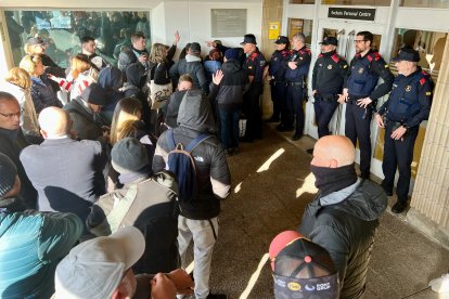 Moments de tensió a l'accés a la presó de Quatre Camins.