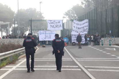 Dos mossos davant les portes del centre penitenciari Mas d'Enric durant la jornada de protesta.