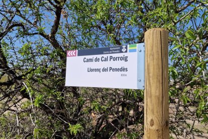 Imatge d'un dels cartell que s'ha instal·lat per senyalitzar els camins a Llorenç.