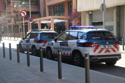 Dos cotxes dels Mossos a la comissaria de les Corts.