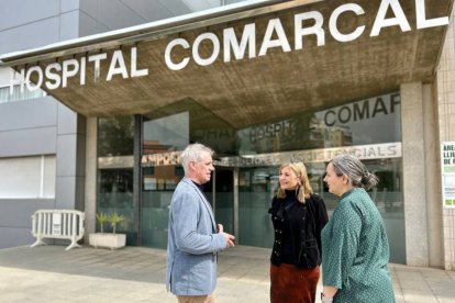 La doctora Maria José Rallo, al centre, conversant amb l'alcalde d'Amposta, Adam Tomàs a la porta de l'HCA.