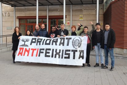 Un grup de persones protestant contra el judici a un jove acusat d'agredir un Mosso durant una protesta antifeixista a Cornudella de Montsant.