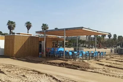 Imatge d'una de les noves guinguetes de la platja Llevant de Salou.