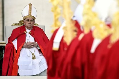 El papa Francisco, hoy durante el Domingo de Ramos en San Pedro del Vaticano.