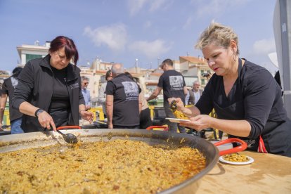 Els visitants van degustar ahir l’arròs melós amb carxofes que va preparar l'Associació Cambrils Societats Coqvinari.