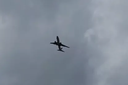 Imatge d'un avió fent pràctiques de vol al Camp de Tarragona.