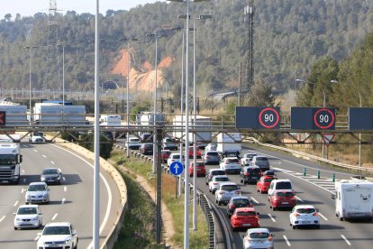 Cua intermitent a l'AP-7 en direcció Tarragona, el divendres abans de Setmana Santa.