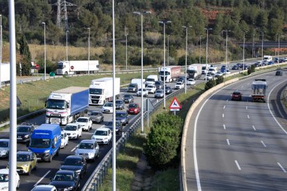 Circulació densa a l'AP-7 en direcció Tarragona (terme municipal de Castellbisbal), en la primera operació sortida de Setmana Santa.