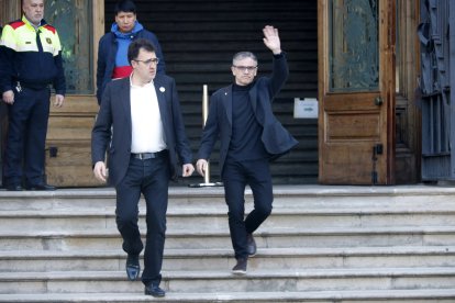 La sortida del TSJC del president del Consell Nacional d'ERC, Josep Maria Jové, i del diputat d'ERC Lluís Salvadó.