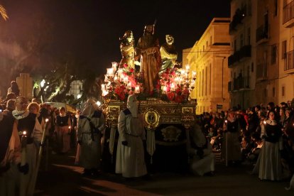 Moment en què els portants ai.xequen un pas durant la processó del Sant Enterrament de Tarragona