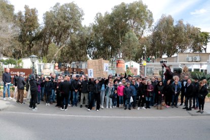 Una setantena de persones es manifesten a les portes del càmping Sant Salvador de Coma-ruga contra el seu desallotjament.